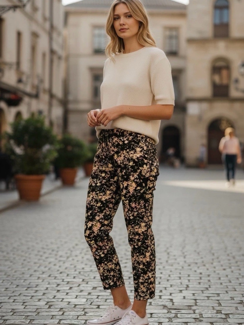 {JESSICA SIMPSON} Women's Floral Pull-On Ankle Pants - Black